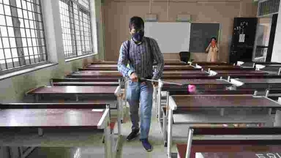 The school authorities have been asked to take COVID-19 prevention measures while conducting the classes.(Sunil Ghosh/HT File)