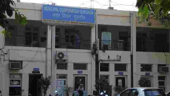 Officials of Municipal Corporation of Gurugram (MCG0 said they discussed how consumers who visited citizen services centres to get errors in bills rectified should be facilitated.(HT Photo)