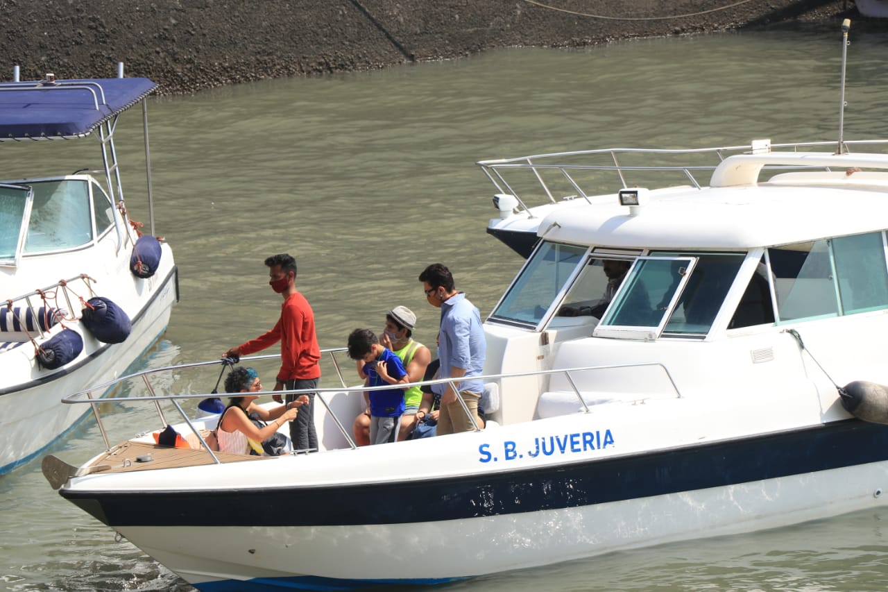 Aamir and his family arriving in Mumbai from Alibaug. Aamir and his family arriving in Mumbai from Alibaug.