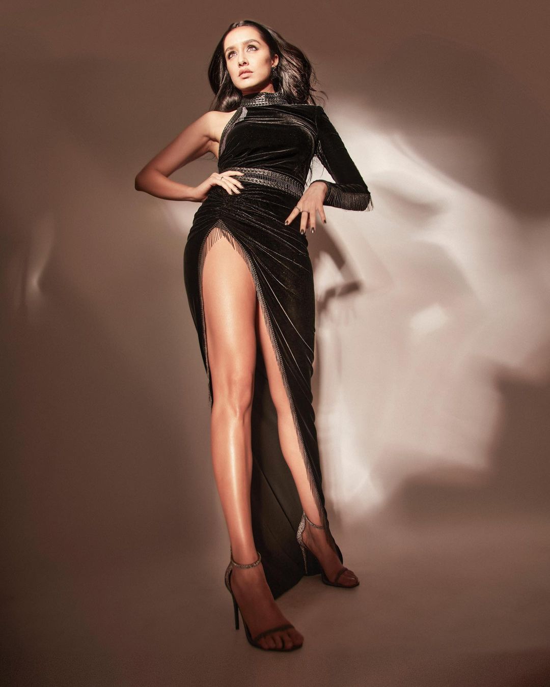 Celebrities Rocking Slit Dresses: Sexiest Thigh-High Photos