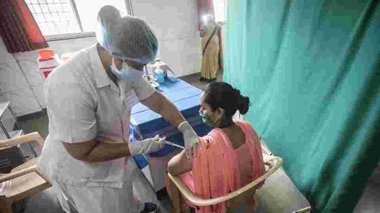 A health worker and a beneficiary from Rajiv Gandhi Hospital staff during dry run of Covid-19 vaccination at Yerawada. (HT File Photo )