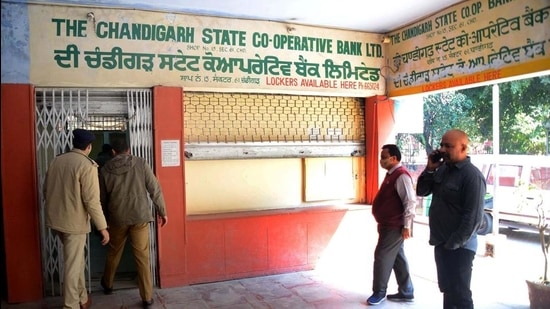 ₹8.65 lakh looted at gunpoint from co-op bank in Chandigarh