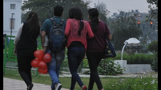 Youngsters take a stroll on a pleasant evening ahead of Valentine’s Day in the Capital. (PHOTO: Sonu Mehta/HT (Photo for representational purposes only)) Youngsters take a stroll on a pleasant evening ahead of Valentine’s Day in the Capital. (PHOTO: Sonu Mehta/HT (Photo for representational purposes only))