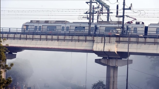 Delhi woke up to shallow fog on Monday as predicted by India Meteorological Department. The minimum temperature is likely to be at 8 degrees Celsius, the same as Sunday (Arvind Yadav/HT PHOTO) Delhi woke up to shallow fog on Monday as predicted by India Meteorological Department. The minimum temperature is likely to be at 8 degrees Celsius, the same as Sunday (Arvind Yadav/HT PHOTO)