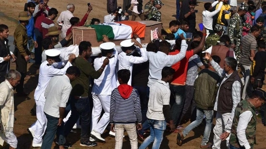 Indian Navy sailor Suraj Kumar Dubey's funeral.(HT PHOTO) Indian Navy sailor Suraj Kumar Dubey's funeral.(HT PHOTO)