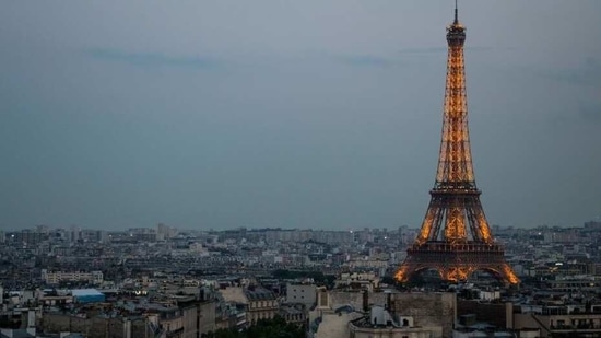 French border curbs halve air passenger numbers in a week - minister(Unsplash)