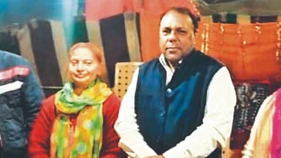 The reunited cousins (centre) at Magh Mela, Prayagraj. (HT) The reunited cousins (centre) at Magh Mela, Prayagraj. (HT)