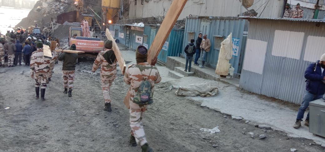 ITBP personnel during the rescue operation.  (HT Photo)