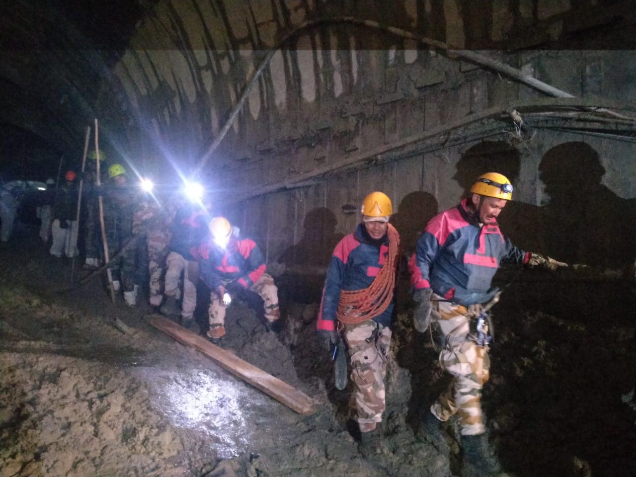 Rescue workers inside the tunnel rescue 35 workers trapped. (HT Photo) Rescue workers inside the tunnel rescue 35 workers trapped. (HT Photo)