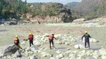SDRF men looking for bodies in river after Chamoli disaster in Uttarakhand.(HT Photo) SDRF men looking for bodies in river after Chamoli disaster in Uttarakhand.(HT Photo)