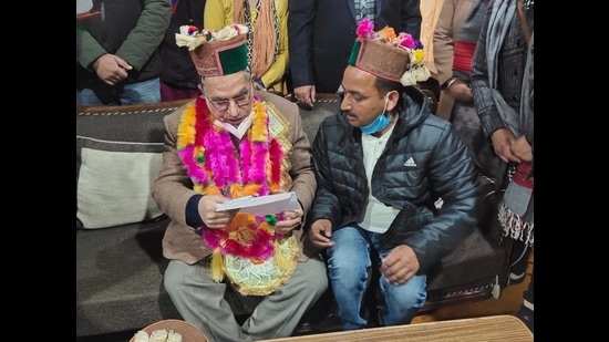 A delegation led by Shingla village pradhan Raj Kumar Gautam meeting state urban development minister Suresh Bhardwaj (left) during his visit to Rampur Bushahr sub division in Shimla district on Tuesday. (HT Photo) A delegation led by Shingla village pradhan Raj Kumar Gautam meeting state urban development minister Suresh Bhardwaj (left) during his visit to Rampur Bushahr sub division in Shimla district on Tuesday. (HT Photo)