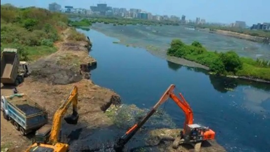 BMC also approved the contract for the cleaning work of Mithi River at Rs89.66 crore. (HT File) BMC also approved the contract for the cleaning work of Mithi River at Rs89.66 crore. (HT File)