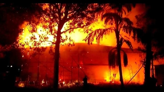 Fire in sample flat at Modella Mill Compound in Check Naka, Thane(Praful Gangurde/HT Photos) Fire in sample flat at Modella Mill Compound in Check Naka, Thane(Praful Gangurde/HT Photos)