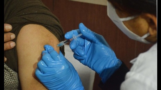 As many as 30,000 individuals, including 26,000 frontline workers, were vaccinated against Covid-19 in Haryana on Monday. (HT Photo)