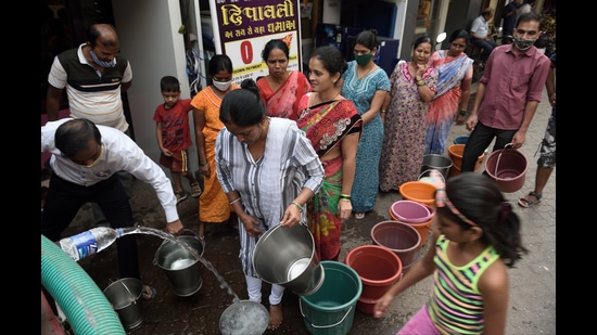 Mumbai, India - Dec. 22, 2020: Womens gather near the water tanker after water supply cut off entirely in pockets of Ghatkopar and Sakinaka, there will be a 15 percent cut in water supply in the rest of the city for 24 hours in Mumbai, India, on Tuesday, December 22, 2020. (Photo by Satish Bate/Hindustan Times) (Satish Bate/HT Photo) Mumbai, India - Dec. 22, 2020: Womens gather near the water tanker after water supply cut off entirely in pockets of Ghatkopar and Sakinaka, there will be a 15 percent cut in water supply in the rest of the city for 24 hours in Mumbai, India, on Tuesday, December 22, 2020. (Photo by Satish Bate/Hindustan Times) (Satish Bate/HT Photo)