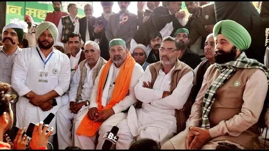 Farmer leader Rakesh Tikait addressing a Kisan Mahapanchayatat in Kurukshetra on Tuesday. (Manoj Dhaka/HT) Farmer leader Rakesh Tikait addressing a Kisan Mahapanchayatat in Kurukshetra on Tuesday. (Manoj Dhaka/HT)
