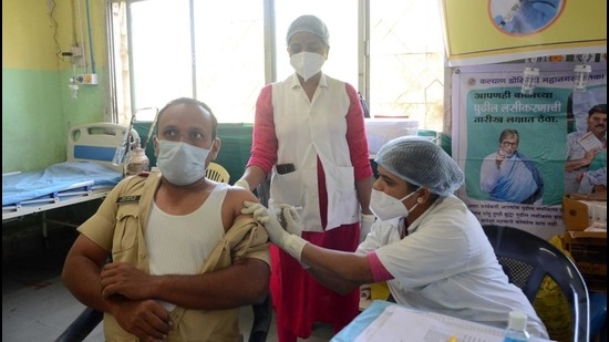 A Kalyan police personnel is vaccinated at Rukminibai Hospital in Kalyan. (Rishikesh Choudhary/ Hindustan Times)
