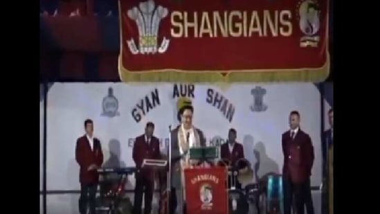 The image shows Kiren Rijiju singing.(Twitter/@KirenRijiju)