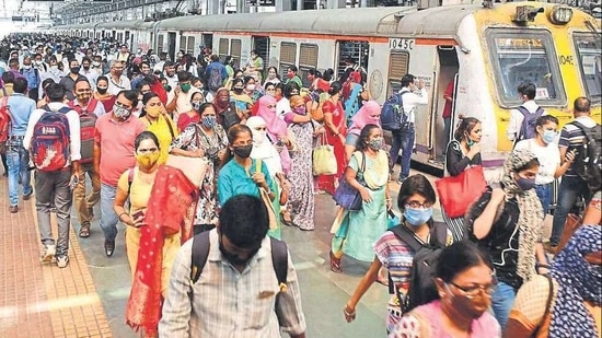 Teachers, students say travelling in local trains in the stipulated time slots will not be feasible as they may have to wait till 9pm after classes to board trains if timings are not changed. HT FILE