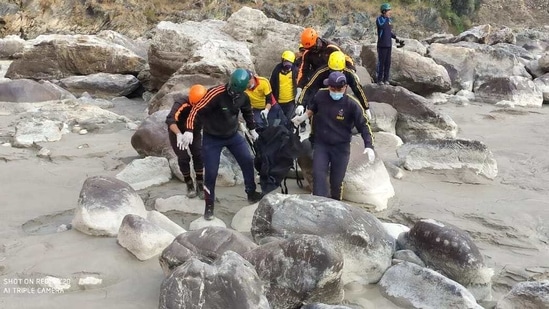 SDRF men retrieving a body from Alaknanda river on Wednesday.(HT PHOTO)