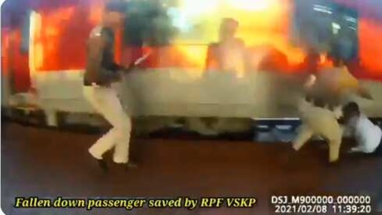 The image shows the cop saving the man.(Twitter/@RailMinIndia)
