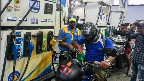There has been a 92 paise increase in the cost of petrol and 96 paise increase in the diesel price over the period of one week. (HT PHOTO)