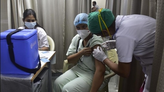 A beneficiary receives a Covid-19 vaccine shot at Sion hospital in Mumbai. (HT FILE ) A beneficiary receives a Covid-19 vaccine shot at Sion hospital in Mumbai. (HT FILE )