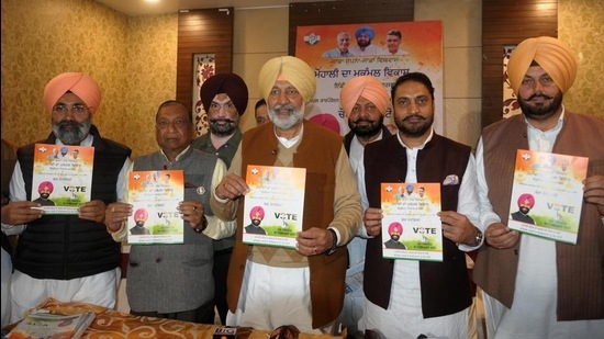Punjab health minister Balbir Sidhu and Congress candidates releasing the party manifesto for the Mohali MC elections at a hotel in Phase 9 on Wednesday. (Ravi Kumar/HT) Punjab health minister Balbir Sidhu and Congress candidates releasing the party manifesto for the Mohali MC elections at a hotel in Phase 9 on Wednesday. (Ravi Kumar/HT)