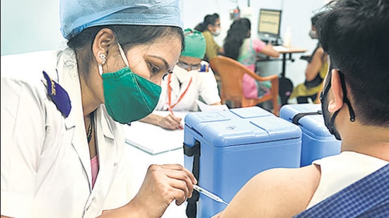 A healthcare worker administers Covid-19 vaccine shot at Rajawadi Hospital in Mumbai. (HT File Photo) A healthcare worker administers Covid-19 vaccine shot at Rajawadi Hospital in Mumbai. (HT File Photo)