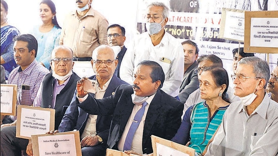 IMA members on relay hunger strike against “mixopathy” at their headquarters on Tilak road, on Tuesday, (RAHUL RAUT/HT) IMA members on relay hunger strike against “mixopathy” at their headquarters on Tilak road, on Tuesday, (RAHUL RAUT/HT)