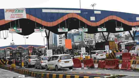 NHAI has said issuer banks were unilaterally mandating some threshold amount value for the FASTag account/wallet, in addition to the security deposit amount.(Vipin Kumar /HT PHOTO)