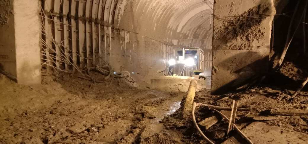 The rescue workers are facing the challenge of removing boulders and heavy slush brought in by the flash floods while trying to reach the trapped workers. (HT Photo) The rescue workers are facing the challenge of removing boulders and heavy slush brought in by the flash floods while trying to reach the trapped workers. (HT Photo)