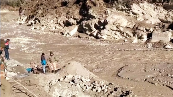 ITBP personnel constructing a bridge to reconnect villages in Chamoli on Thursday. (ANI)