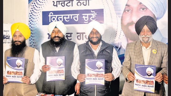 Kulwant Singh (second from right), along with other Azad group candidates, releasing their manifesto for the Mohali MC elections at his office in Sector 79 on Thursday. (Ravi Kumar/HT) Kulwant Singh (second from right), along with other Azad group candidates, releasing their manifesto for the Mohali MC elections at his office in Sector 79 on Thursday. (Ravi Kumar/HT)