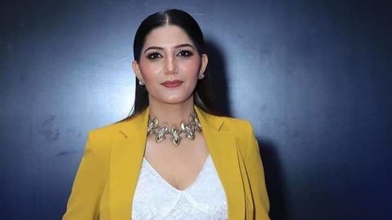 Sapna allegedly took money for a stage show but did not perform. She also breached the agreement of the contract, the company alleged.(Twitter: @_sapnachoudhary) Sapna allegedly took money for a stage show but did not perform. She also breached the agreement of the contract, the company alleged.(Twitter: @_sapnachoudhary)