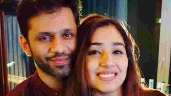 Rahul Vaidya proposed to Disha Parmar on national television.(Instagram)