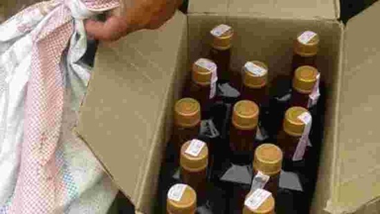 Liquor bottles being carried in a gunny bag for illegal sale in Bihar. Police seized it showing how the bootleggers are adopting new methods to smuggle liqour for sale in dry Bihar India on Sunday Jan 13,2019.(Photo by Santosh Kumar/Hindustan Times)