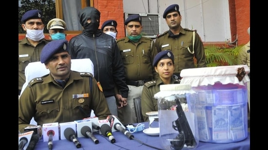 Chandigarh SSP Kuldeep Singh Chahal sharing details of the arrest on Thursday. (Keshav Singh/HT) Chandigarh SSP Kuldeep Singh Chahal sharing details of the arrest on Thursday. (Keshav Singh/HT)