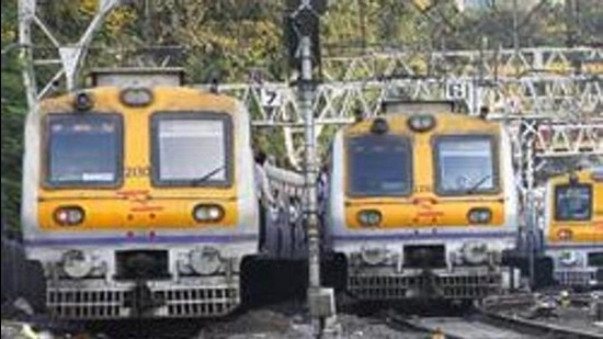 (Representational image) The delay resulted in overcrowding inside local train compartments and passengers were seen standing on the footboard of the train. (Hindustan Times) (Representational image) The delay resulted in overcrowding inside local train compartments and passengers were seen standing on the footboard of the train. (Hindustan Times)