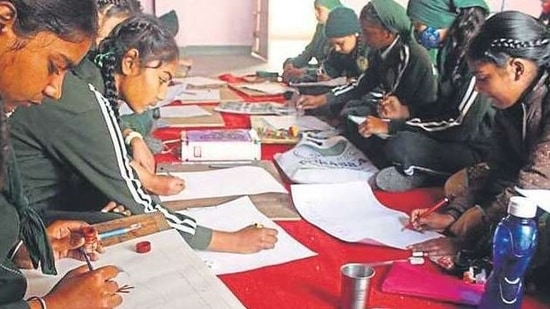 Students of Sri Guru Hargobind Public School, Thakkarwal, Ludhiana, participating in a painting contest. Students of Sri Guru Hargobind Public School, Thakkarwal, Ludhiana, participating in a painting contest.