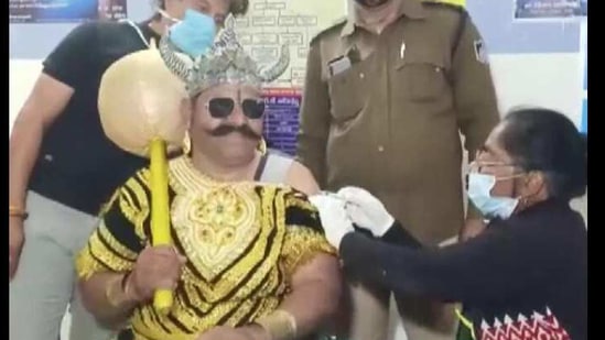 Police constable Jawahar Singh, dressed in black with golden headgear, spread the message that people should not fear the COVID-19.(ANI) Police constable Jawahar Singh, dressed in black with golden headgear, spread the message that people should not fear the COVID-19.(ANI)