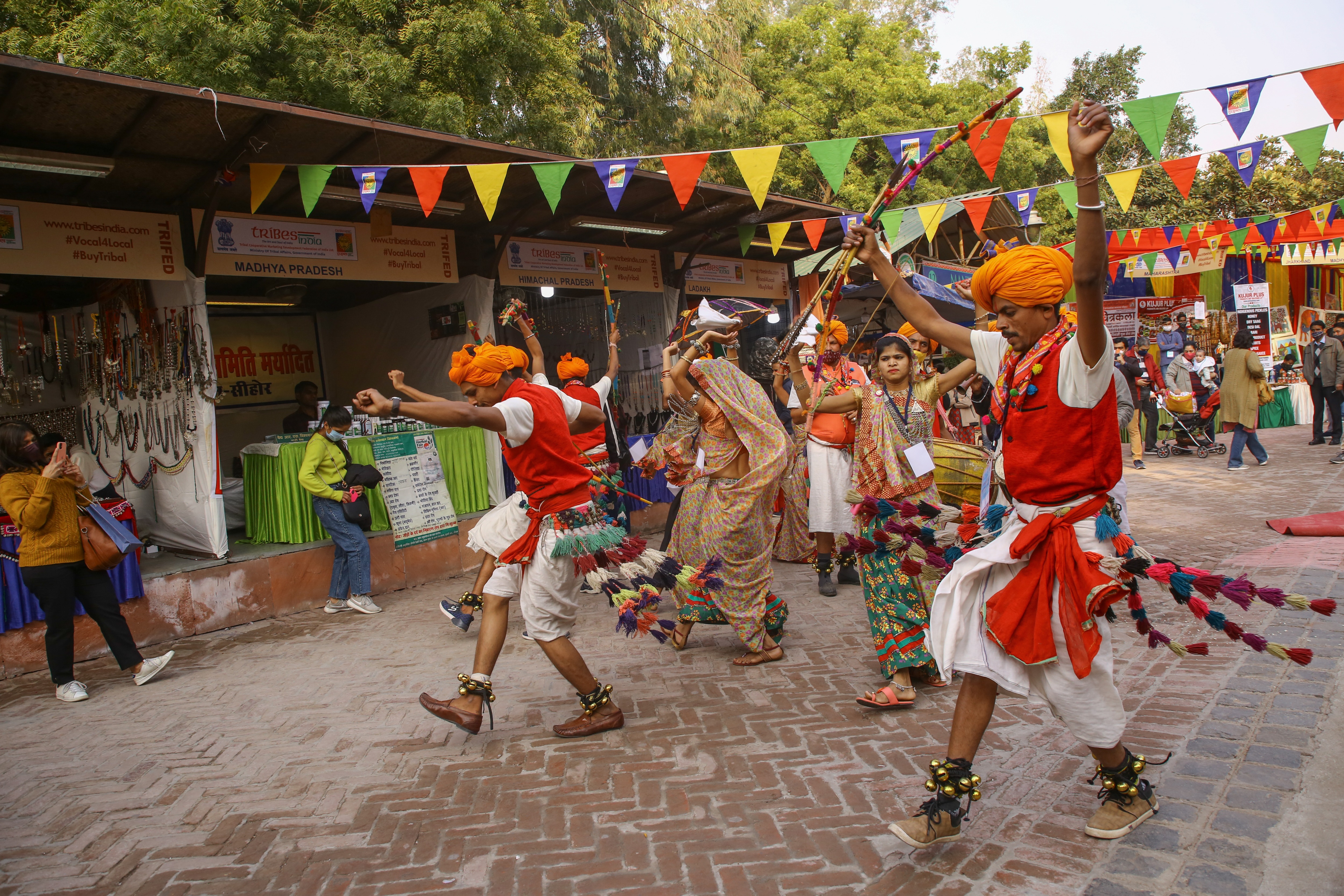 Bhil tribe of MP’s Jhabua perform their traditional Bhagoriya dance at the fest. (Photo: Raajessh Kashyap/HT) Bhil tribe of MP’s Jhabua perform their traditional Bhagoriya dance at the fest. (Photo: Raajessh Kashyap/HT)