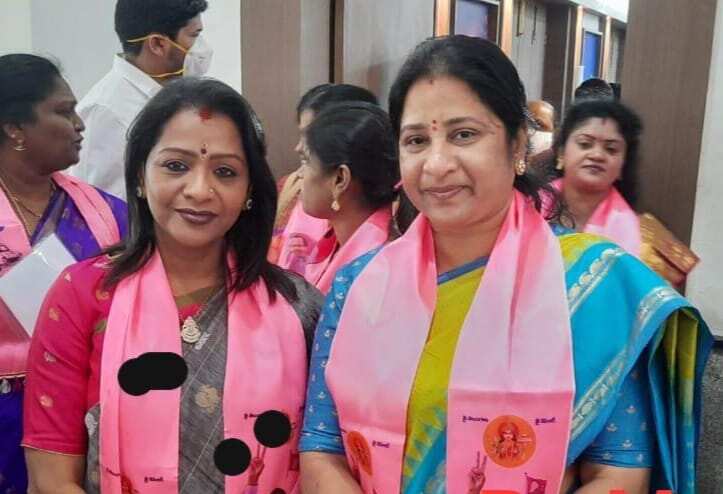 Gadwal Vijayalakshmi (left) and Mothe Srilatha Reddy. (HT Photo)