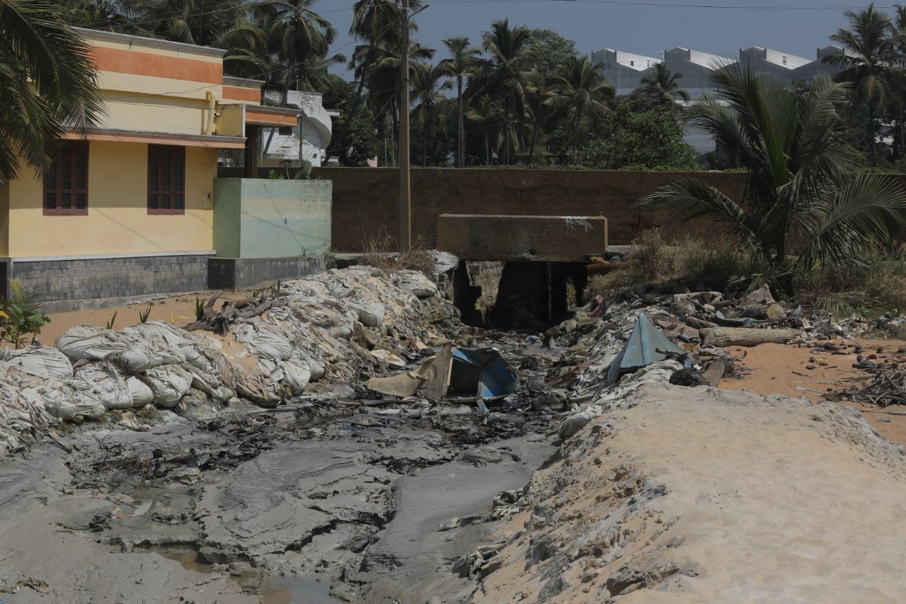 The oil leak was first noticed by some fishermen on Wednesday. HT Photo by Vivek R Nair (HT Photo by Vivek R Nair)