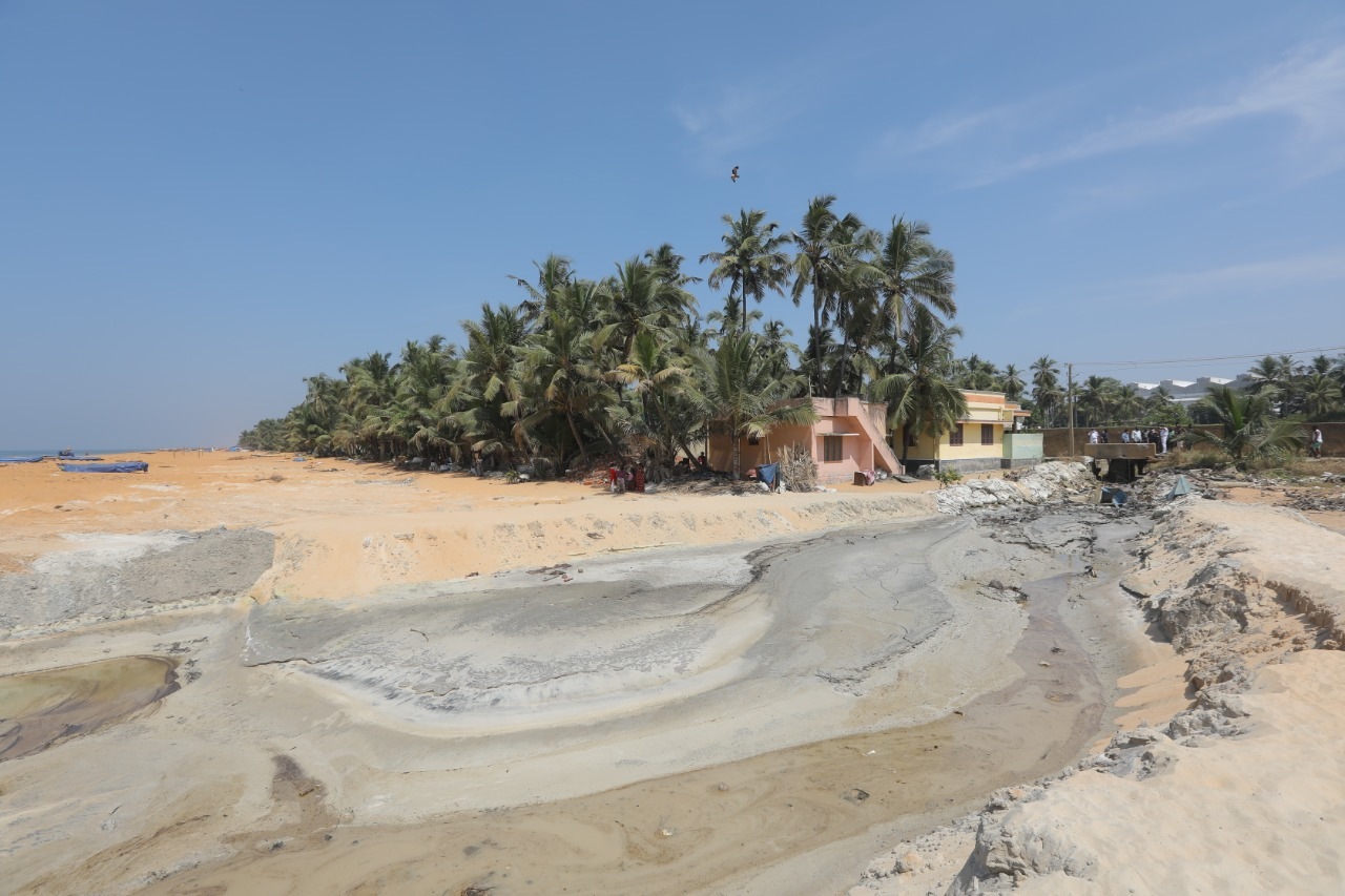 District collector Navjot Khosa, who visited the affected areas, prohibited fishing in the area and restricted tourists and others for two days. HT Photo by Vivek R Nair (HT Photo by Vivek R Nair)