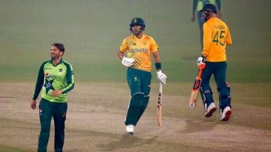 South Africa's Reeza Hendricks, center, and Heinrich Klaasen, right, runs between the wicket while Pakistan's Usman Qadir watches during the 1st Twenty20 cricket match between Pakistan and South Africa at the Gaddafi Stadium, in Lahore, Pakistan, Thursday, Feb. 11, 2021. (AP Photo/K.M. Chaudary) (AP) South Africa's Reeza Hendricks, center, and Heinrich Klaasen, right, runs between the wicket while Pakistan's Usman Qadir watches during the 1st Twenty20 cricket match between Pakistan and South Africa at the Gaddafi Stadium, in Lahore, Pakistan, Thursday, Feb. 11, 2021. (AP Photo/K.M. Chaudary) (AP)
