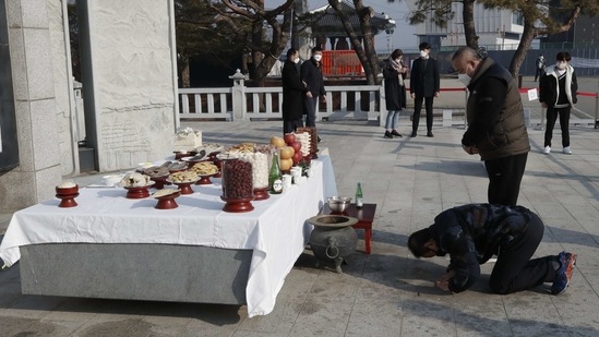 People pay respects to their ancestor on Lunar New Year at the Imjingak Pavilion in Paju, North Korea,on February 12.(Lee Jin-man / AP)