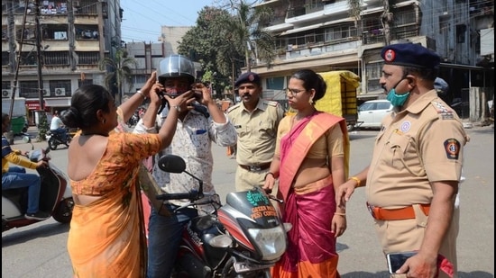 A motorist caught flouting traffic rules during the drive in Ulhasnagar. (Rishikesh Choudhary/HT) A motorist caught flouting traffic rules during the drive in Ulhasnagar. (Rishikesh Choudhary/HT)