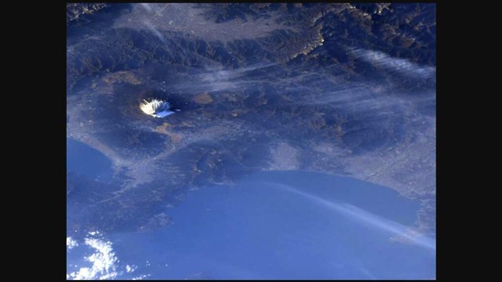 Astronaut Shares Picture Of Japan S Mount Fuji Taken From Space Trending Hindustan Times