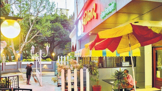 As per earlier order by the civic body on October 24, 2020, the time of bars and restaurants was restricted from 10pm to 11.30 pm. (Milind Saurkar/HT Photo) As per earlier order by the civic body on October 24, 2020, the time of bars and restaurants was restricted from 10pm to 11.30 pm. (Milind Saurkar/HT Photo)